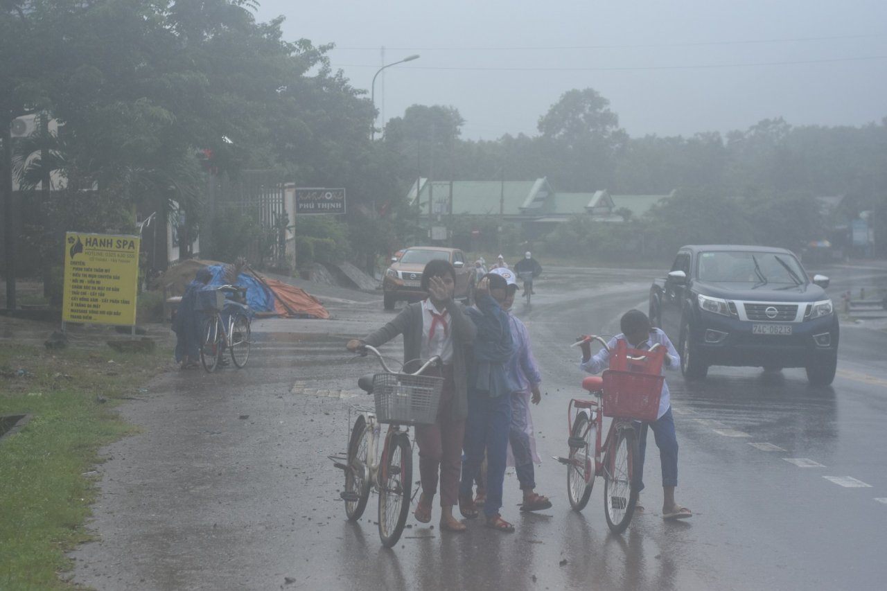 hoc-sinh-vung-bien-quang-tri-doi-mua-ra-ve-vi-khong-khai-giang