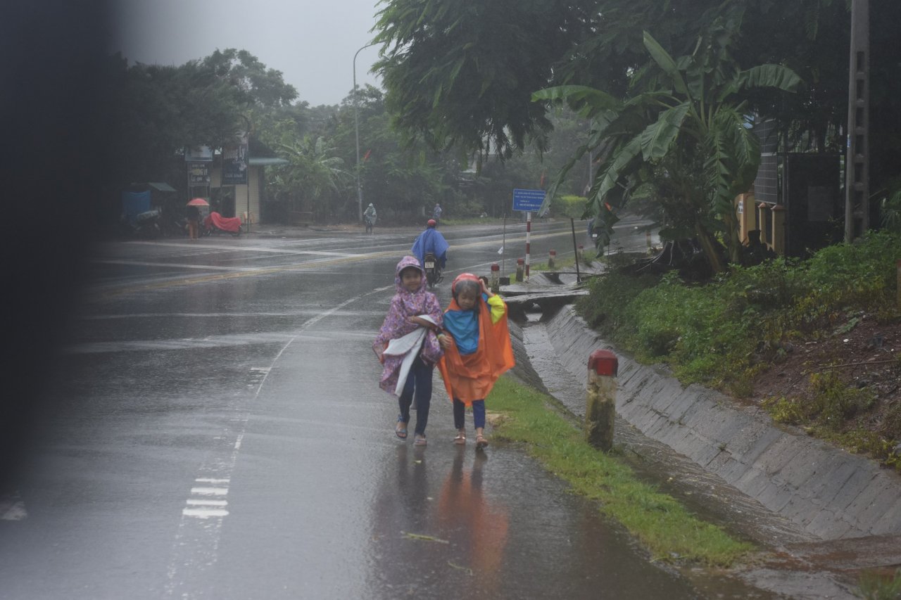 hoc-sinh-vung-bien-quang-tri-doi-mua-ra-ve-vi-khong-khai-giang