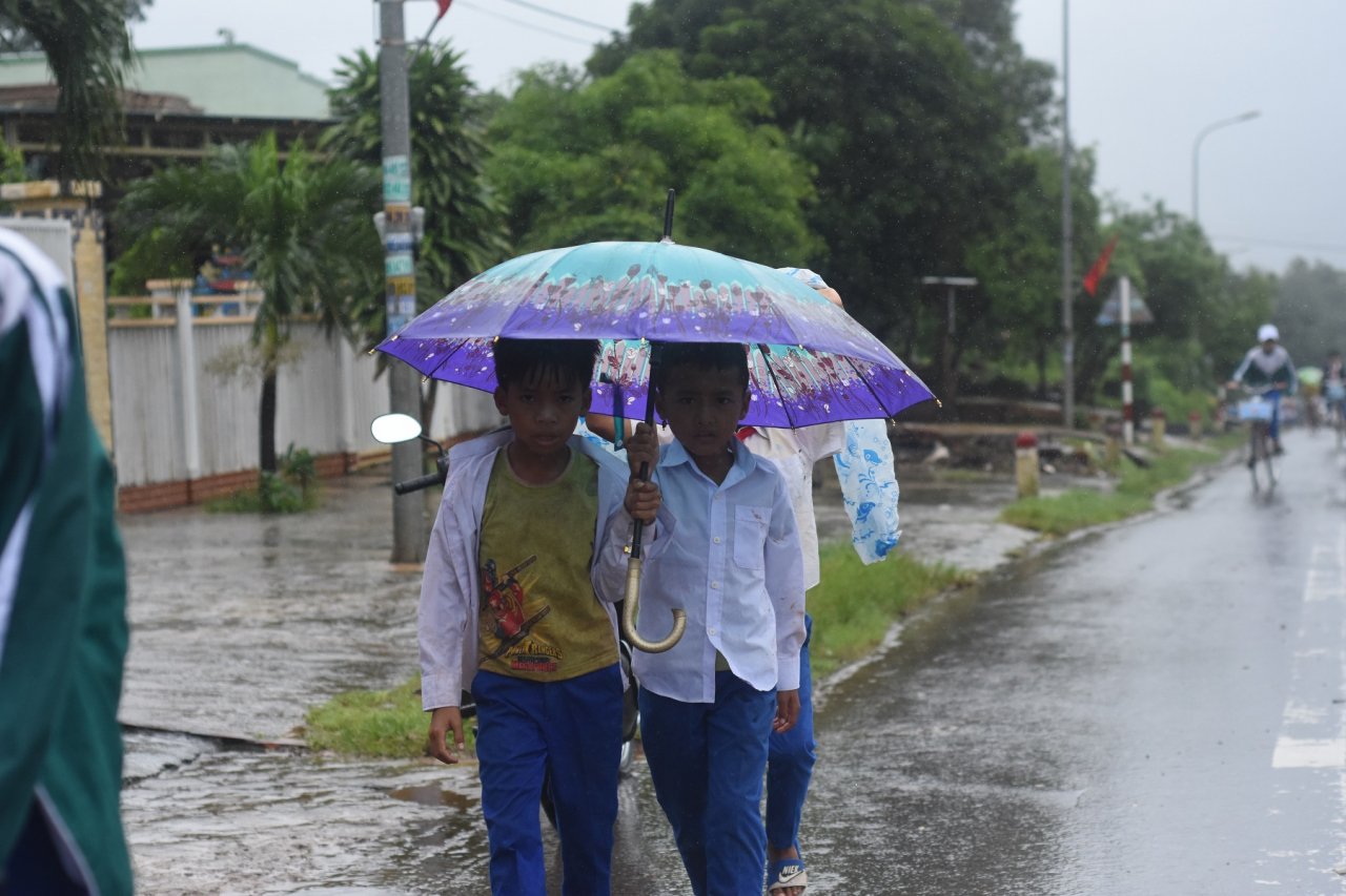 hoc-sinh-vung-bien-quang-tri-doi-mua-ra-ve-vi-khong-khai-giang