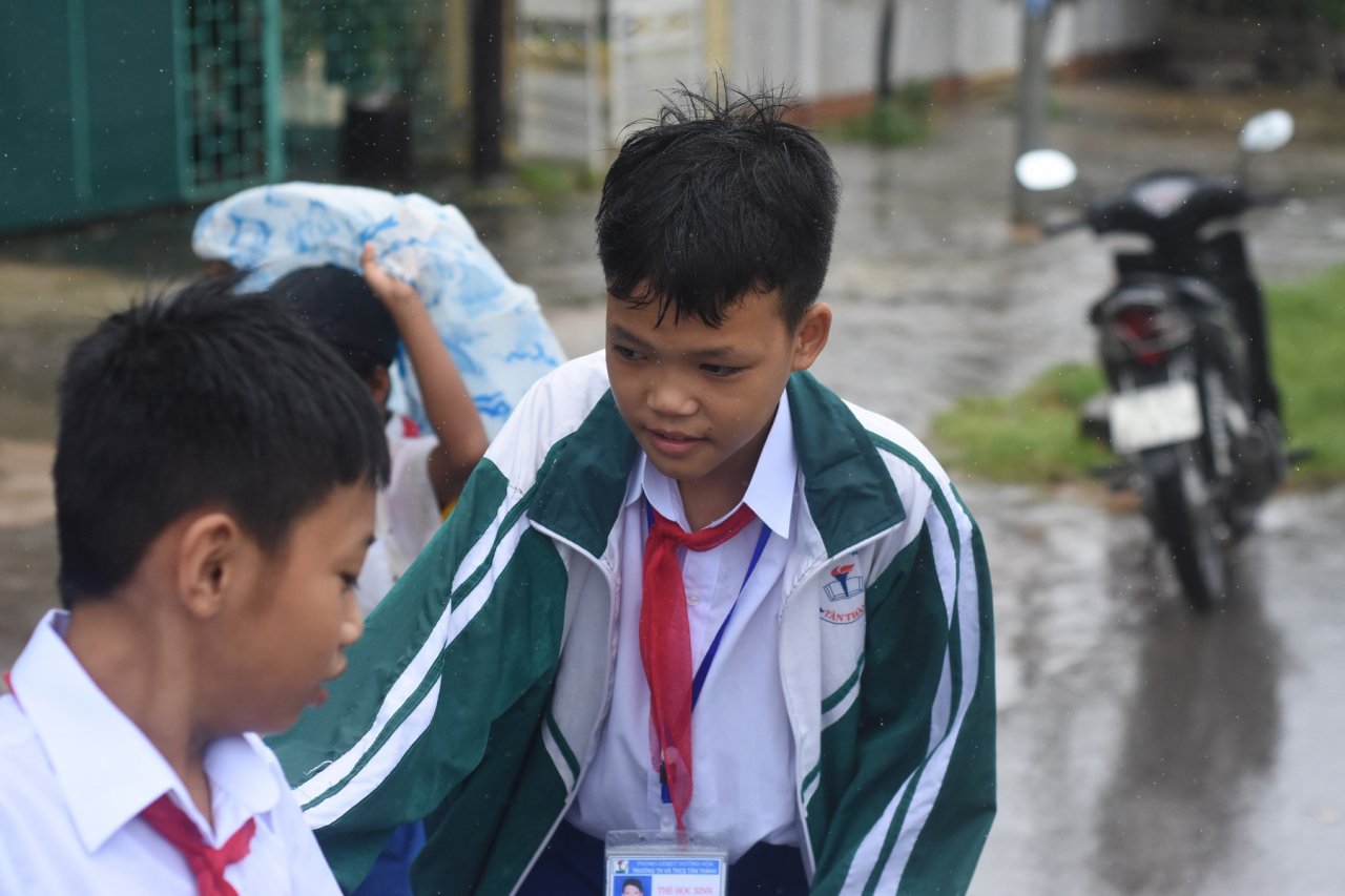 hoc-sinh-vung-bien-quang-tri-doi-mua-ra-ve-vi-khong-khai-giang