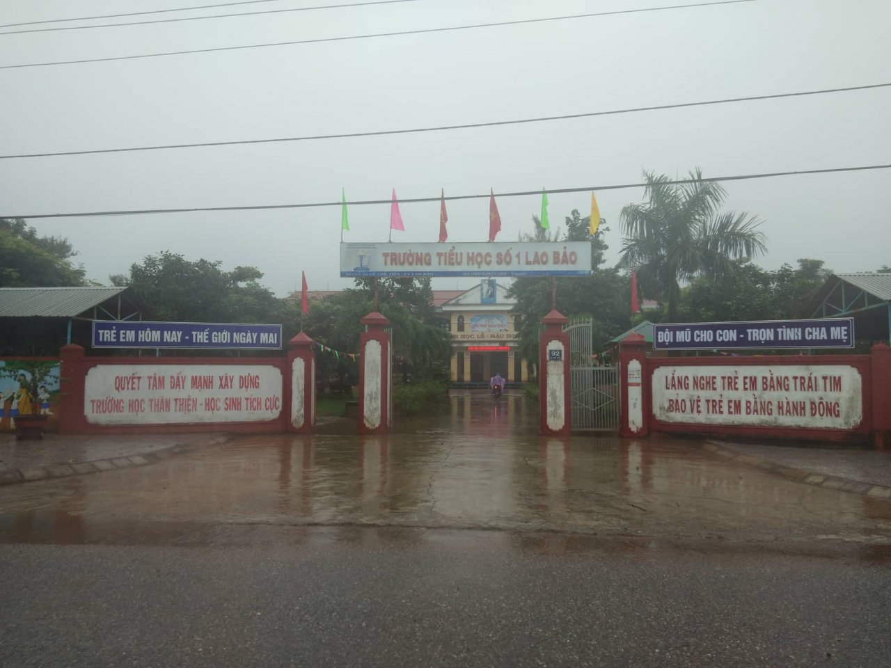 hoc-sinh-vung-bien-quang-tri-doi-mua-ra-ve-vi-khong-khai-giang
