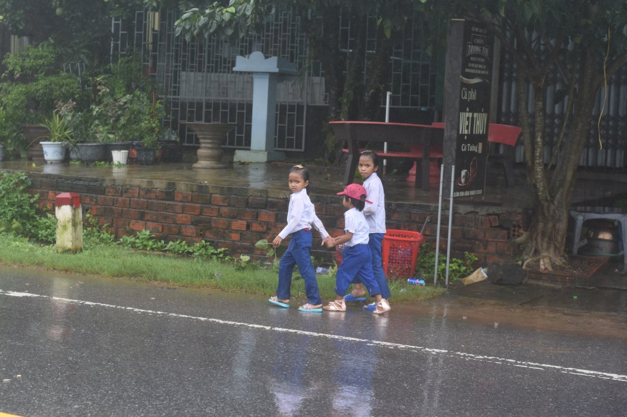 hoc-sinh-vung-bien-quang-tri-doi-mua-ra-ve-vi-khong-khai-giang