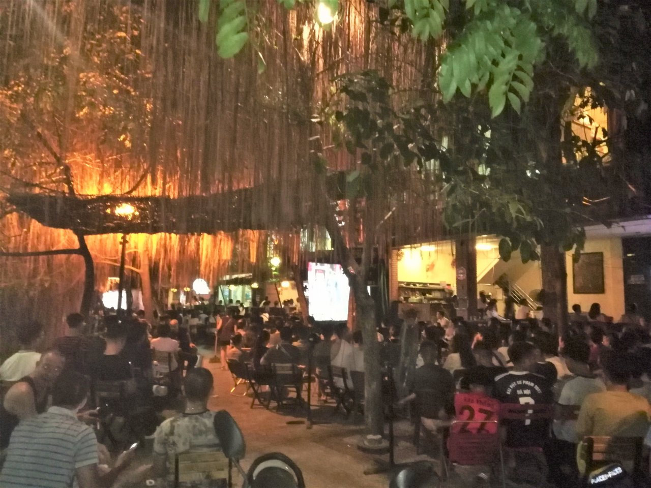 quan-bia-ca-phe-chay-cho-ngoi-thoe-doi-tran-dau-viet-nam-thai-lan