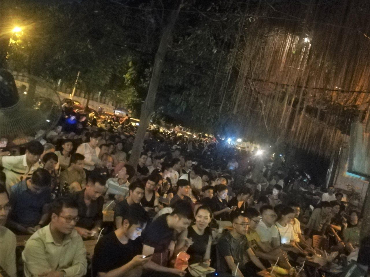 quan-bia-ca-phe-chay-cho-ngoi-thoe-doi-tran-dau-viet-nam-thai-lan