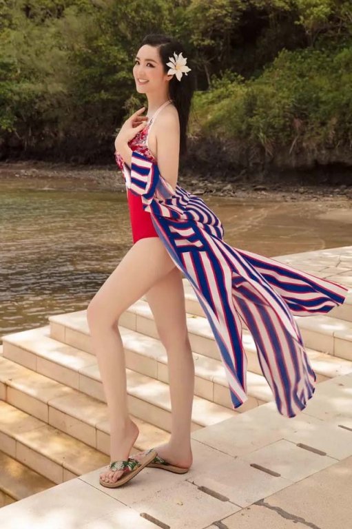 Hoa hậu Giáng My khoe vóc dáng gợi cảm với bikini ở tuổi U50.