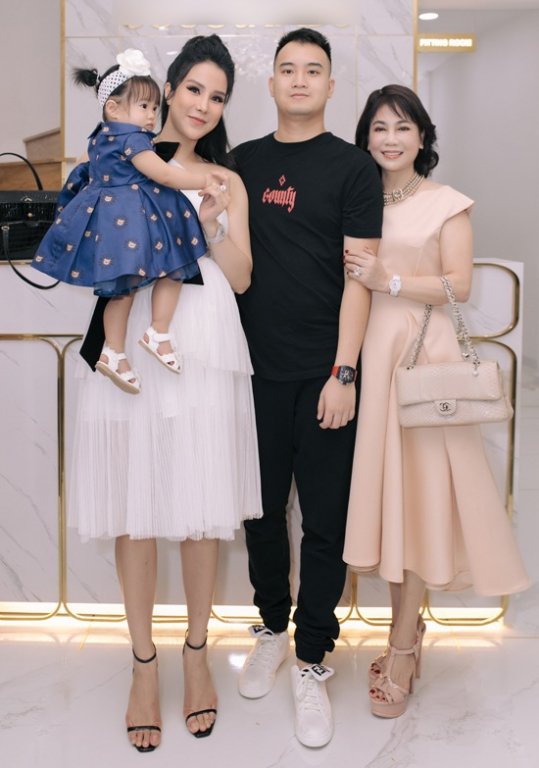 Diệp Lâm Anh bên con gái, chồng và mẹ chồng. Người đẹp vừa ra mắt thương hiệu thời trang của riêng cô sau thời gian gắn bó với nghiệp diễn xuất và ca hát.