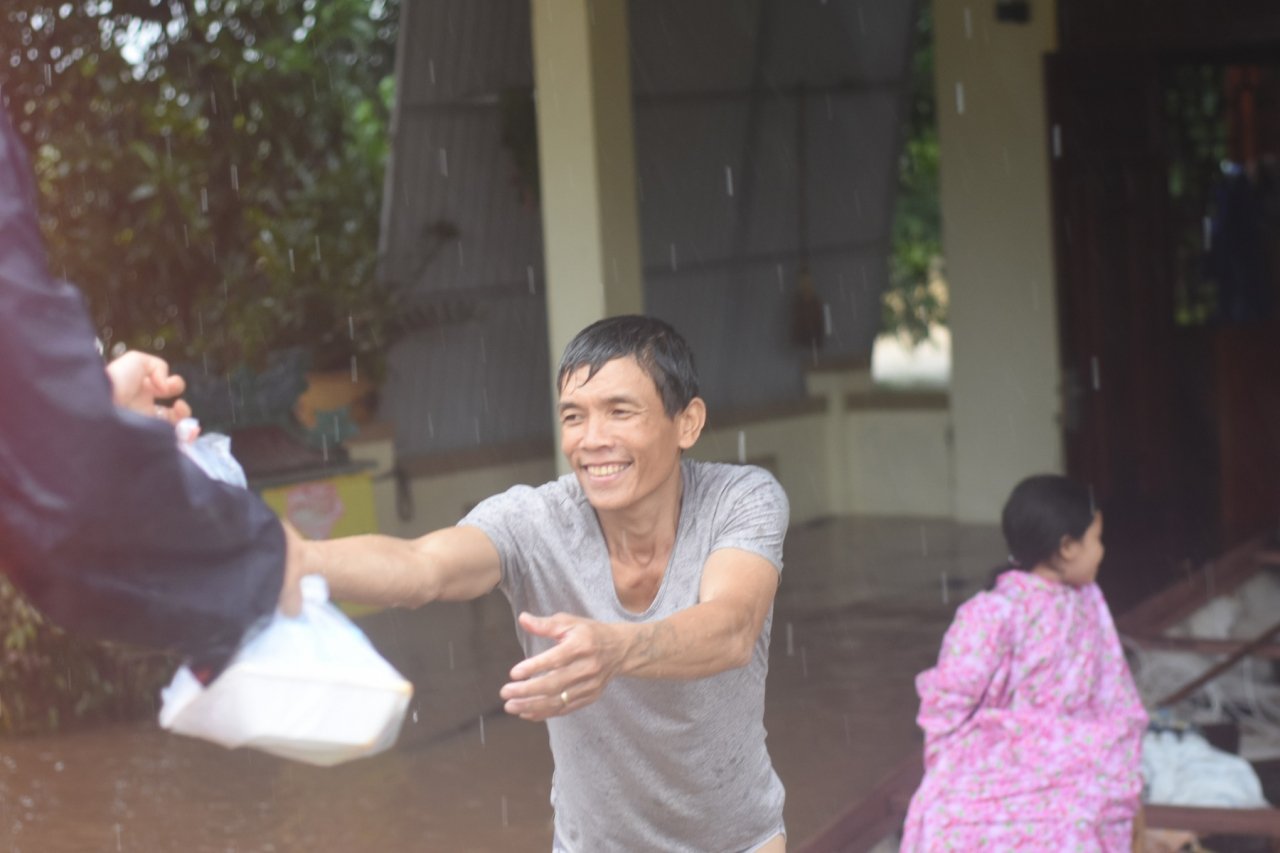 tiep-luong-thuc-cho-nguoi-dan-vung-lu