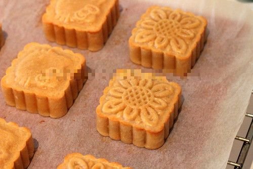 Sau khi đã nướng xong lần 1: Vỏ bánh chín và chưa được quét trứng
