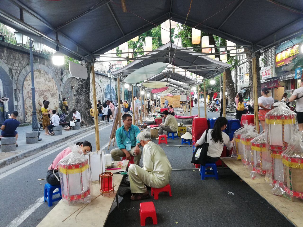 ha-noi-hang-tram-ban-tre-do-ve-pho-den-long-phung-hung-check-in
