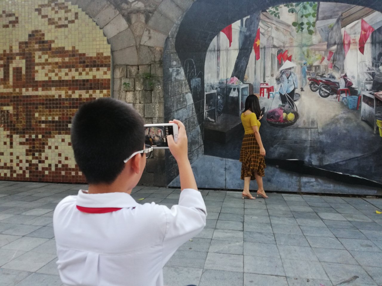 ha-noi-hang-tram-ban-tre-do-ve-pho-den-long-phung-hung-check-in