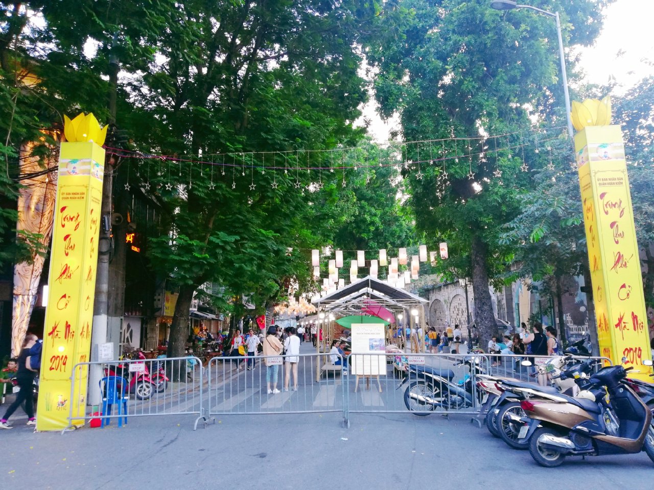 ha-noi-hang-tram-ban-tre-do-ve-pho-den-long-phung-hung-check-in