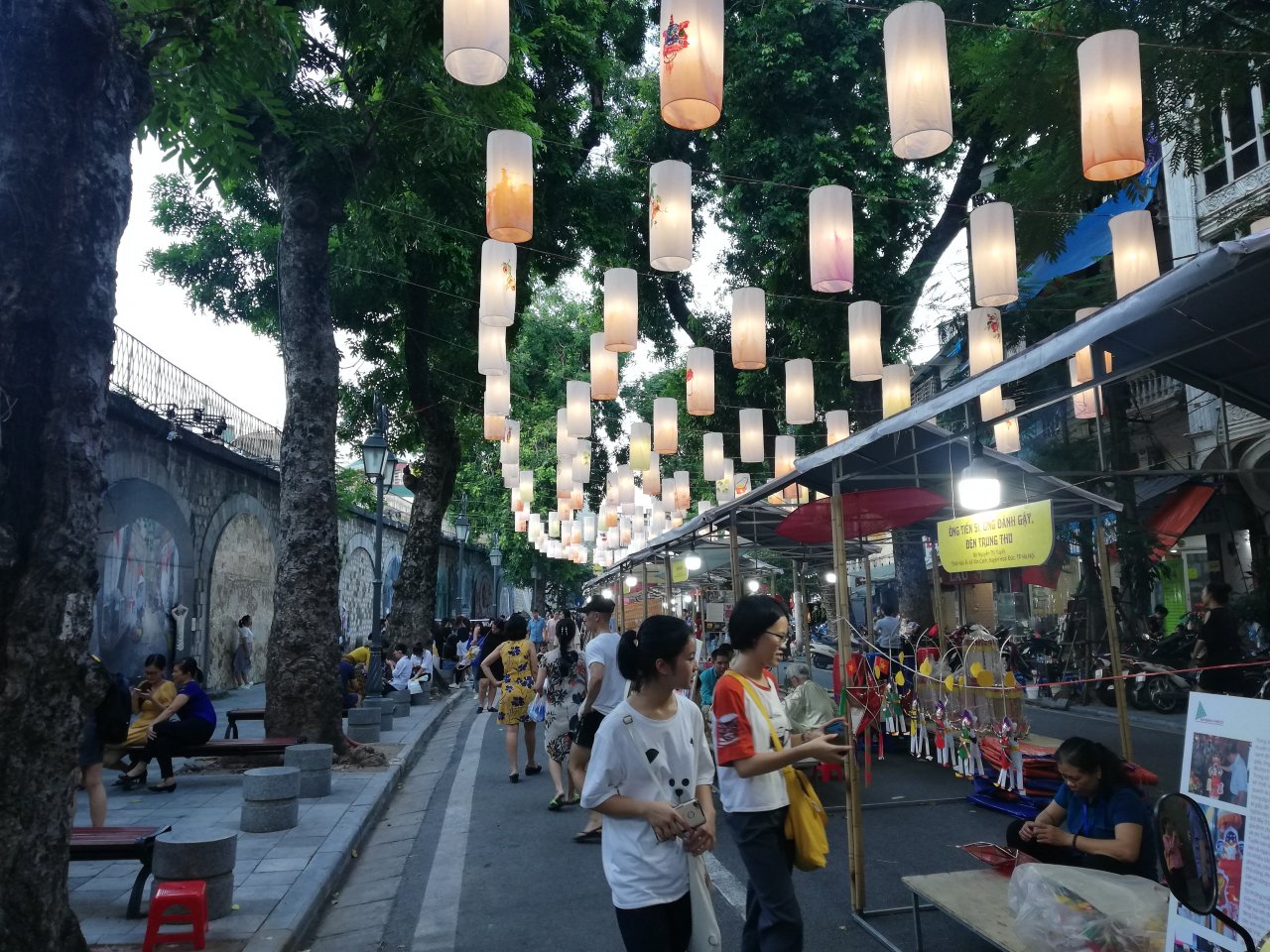 ha-noi-hang-tram-ban-tre-do-ve-pho-den-long-phung-hung-check-in
