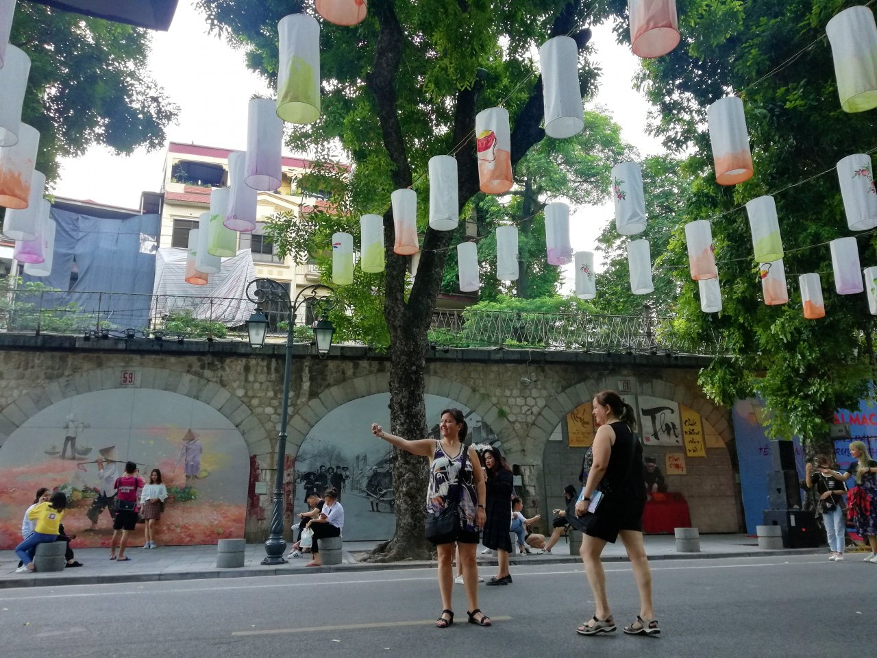 ha-noi-pho-bich-hoa-phung-hung-rop-bong-den-long-don-trung-thu