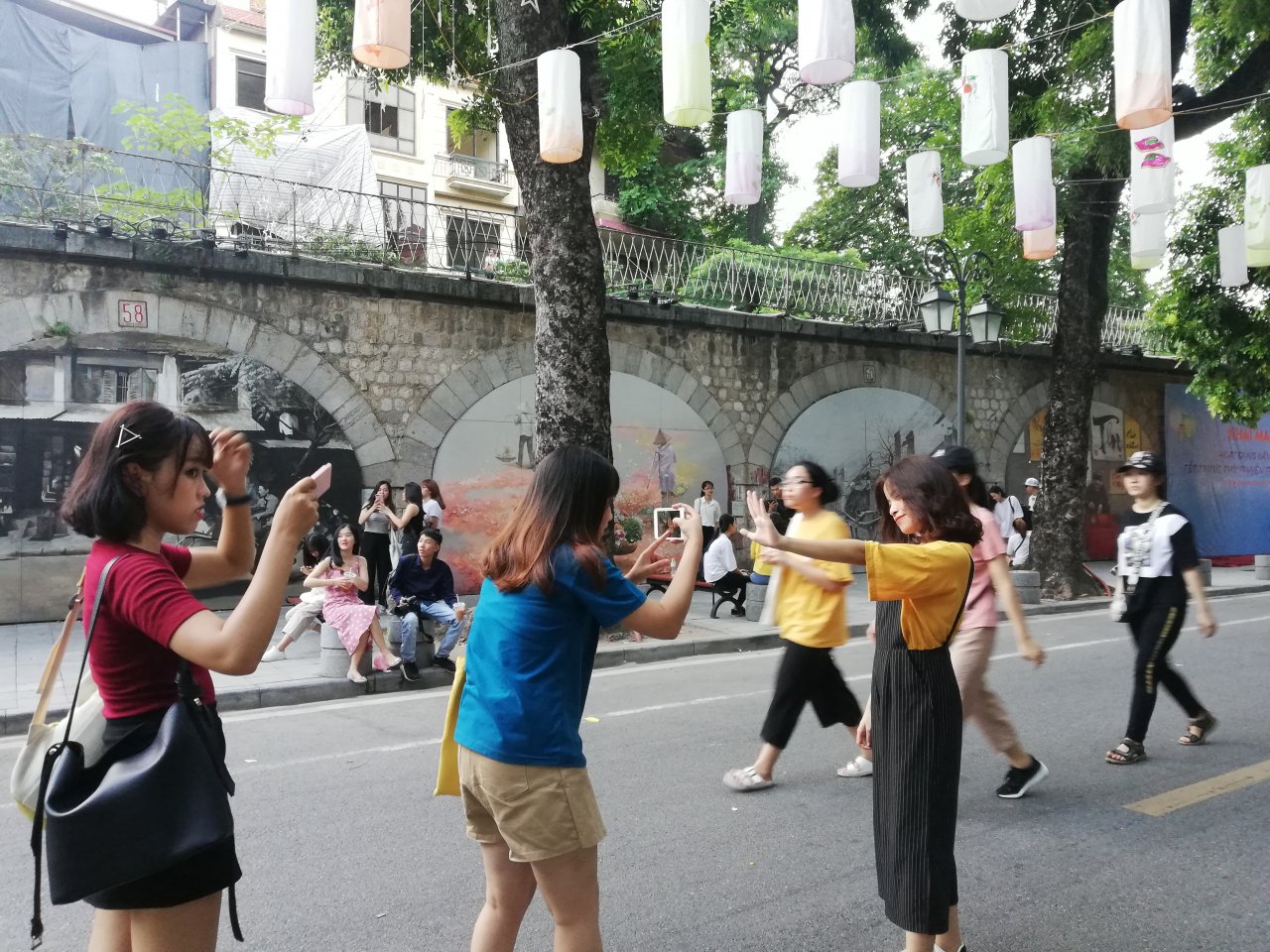 ha-noi-pho-bich-hoa-phung-hung-rop-bong-den-long-don-trung-thu