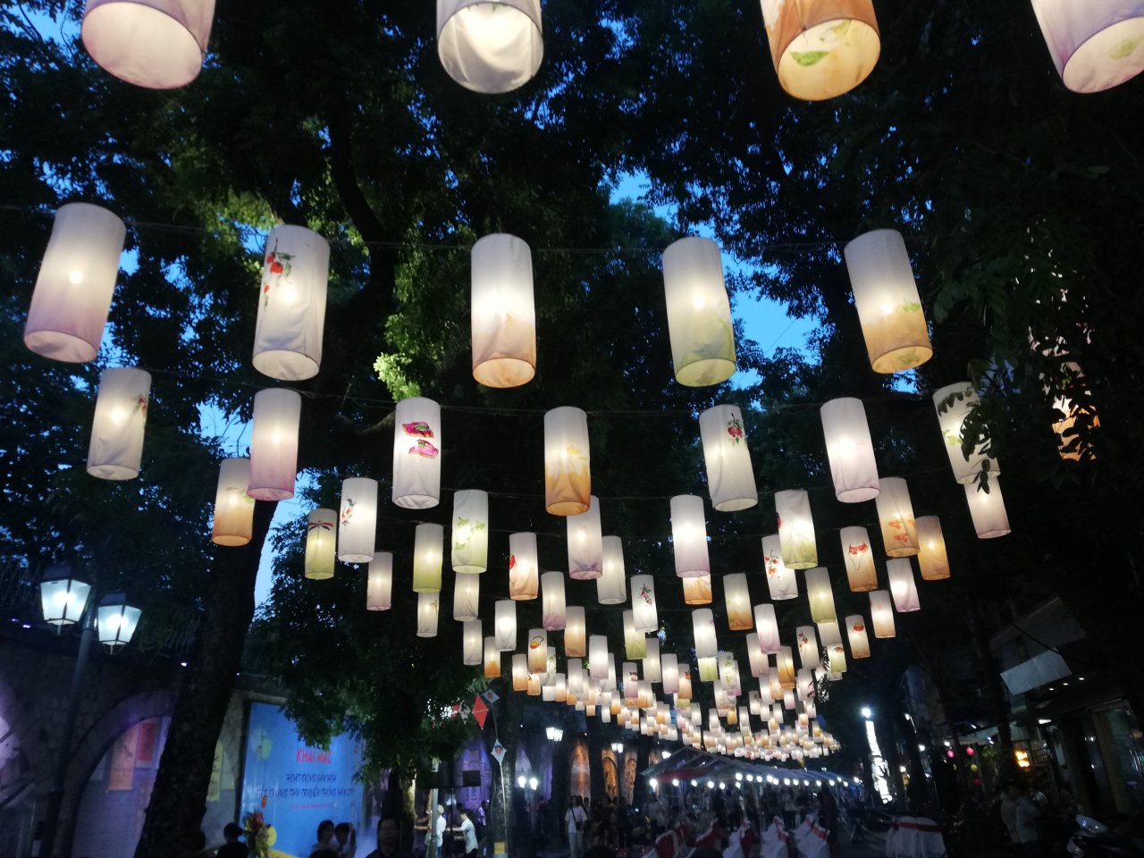 ha-noi-pho-bich-hoa-phung-hung-rop-bong-den-long-don-trung-thu