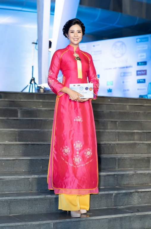 loat-vay-ao-an-tuong-cua-hoa-hau-a-hau-viet-trong-thang-8