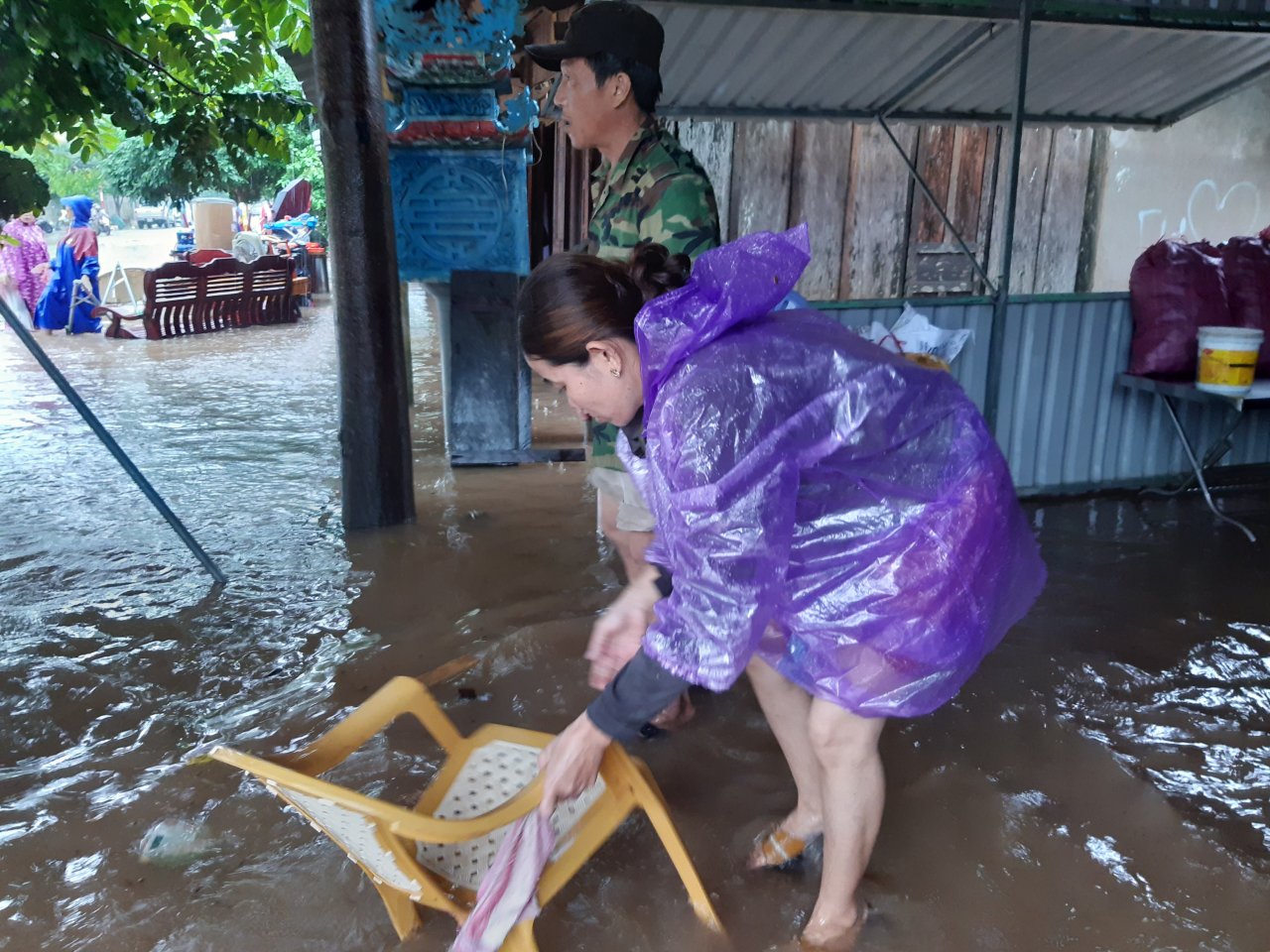 nguoi-dan-vung-lu-quang-tri-khac-phuc-hau-qua-sau-nhung-ngay-chim-trong-bien-nuoc