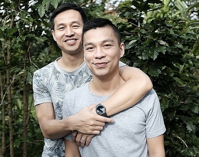 5-cap-doi-nghe-si-lgbt-cong-khai-ket-hon-khien-cong-dong-mang-nguong-mo