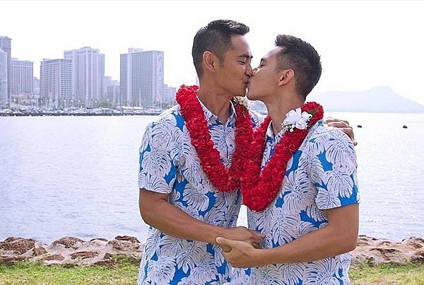 5-cap-doi-nghe-si-lgbt-cong-khai-ket-hon-khien-cong-dong-mang-nguong-mo