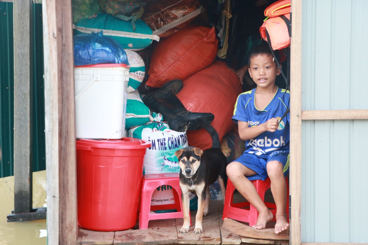 can-canh-hang-chuc-ngoi-nha-ngap-den-noc-o-vung-ron-lu-cua-tinh-quang-binh