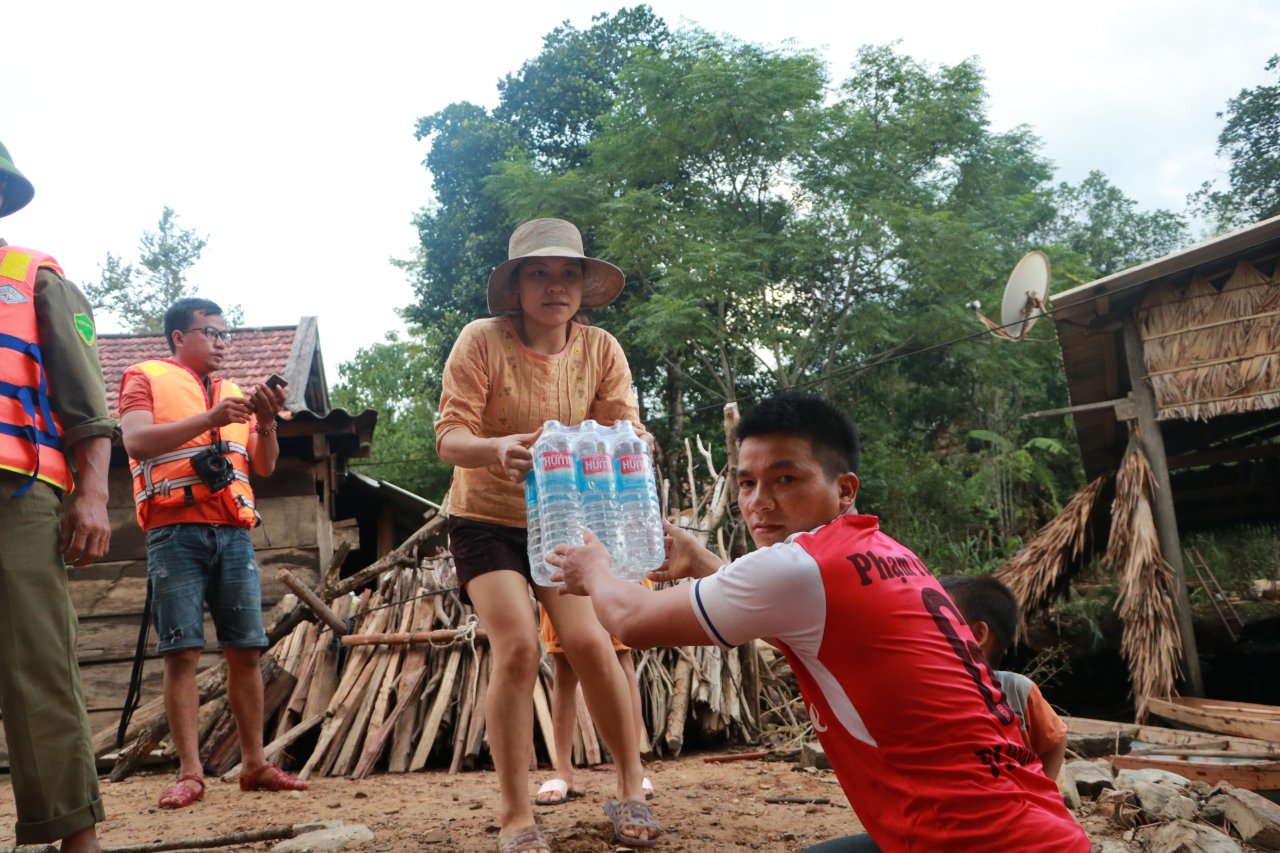 can-canh-hang-chuc-ngoi-nha-ngap-den-noc-o-vung-ron-lu-cua-tinh-quang-binh