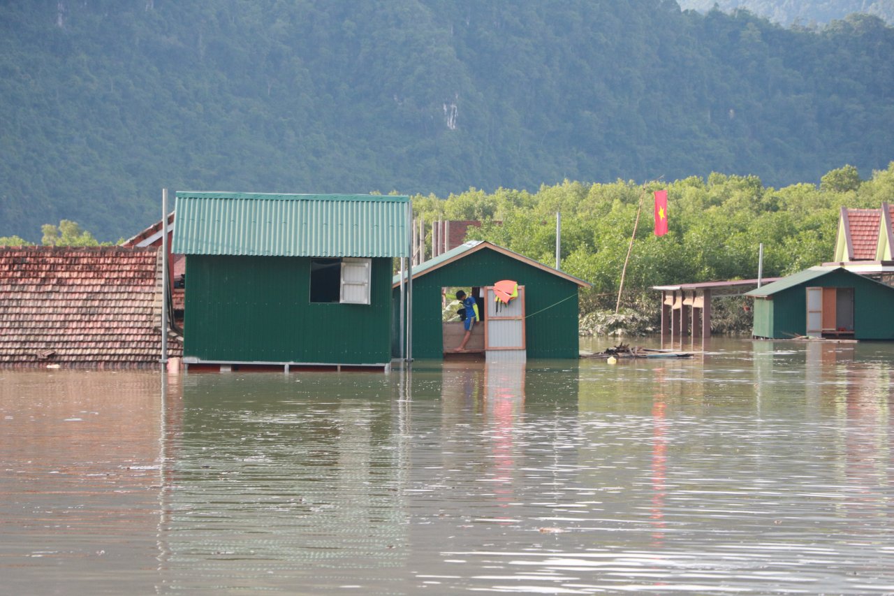 can-canh-hang-chuc-ngoi-nha-ngap-den-noc-o-vung-ron-lu-cua-tinh-quang-binh