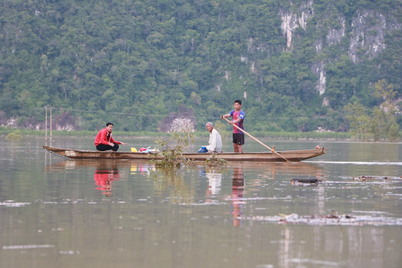 can-canh-hang-chuc-ngoi-nha-ngap-den-noc-o-vung-ron-lu-cua-tinh-quang-binh