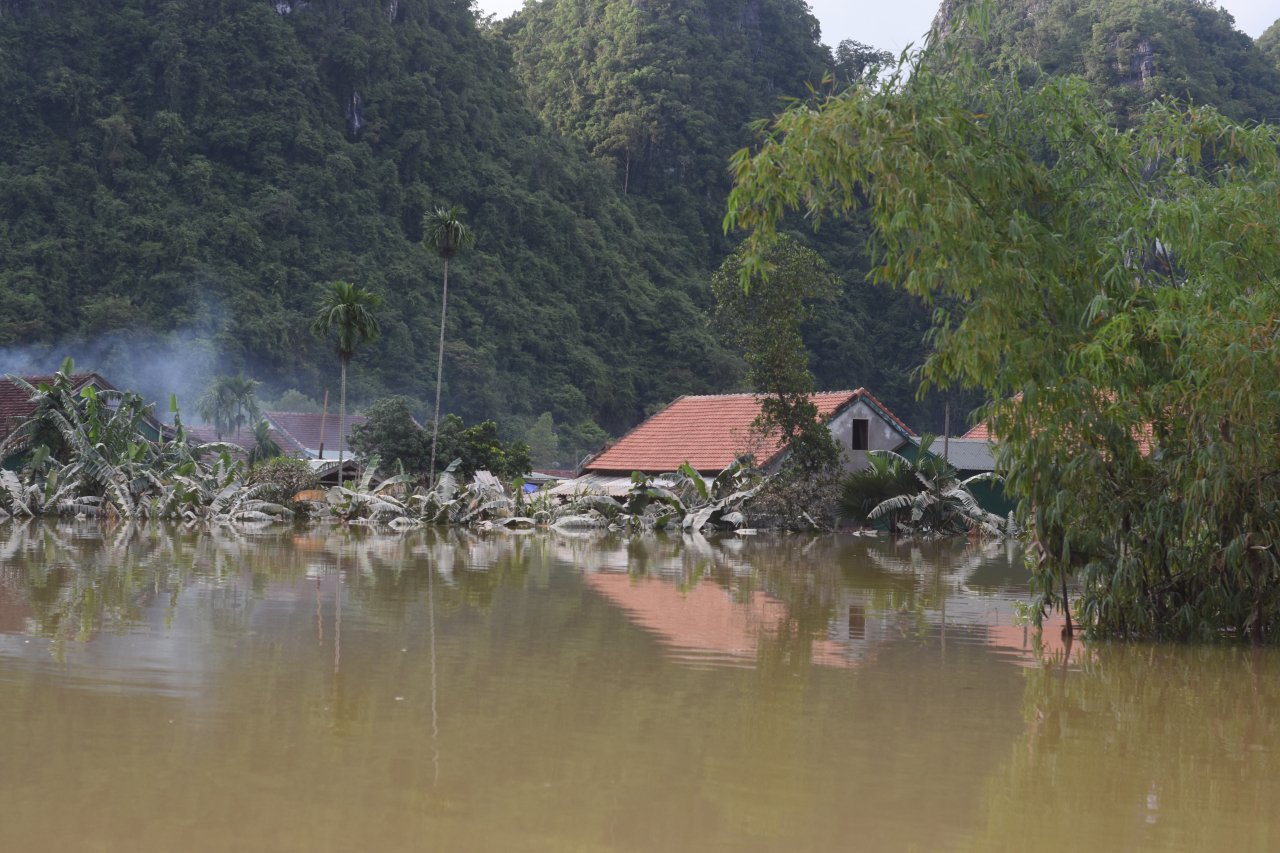 can-canh-hang-chuc-ngoi-nha-ngap-den-noc-o-vung-ron-lu-cua-tinh-quang-binh