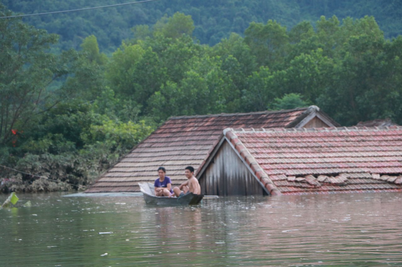 can-canh-hang-chuc-ngoi-nha-ngap-den-noc-o-vung-ron-lu-cua-tinh-quang-binh
