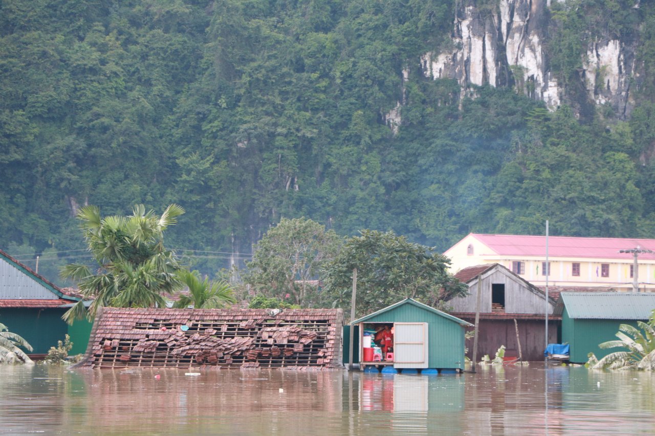 can-canh-hang-chuc-ngoi-nha-ngap-den-noc-o-vung-ron-lu-cua-tinh-quang-binh