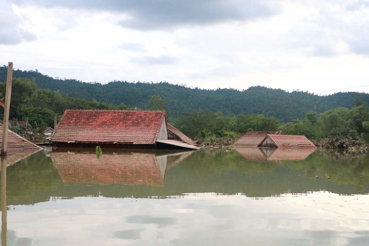 can-canh-hang-chuc-ngoi-nha-ngap-den-noc-o-vung-ron-lu-cua-tinh-quang-binh