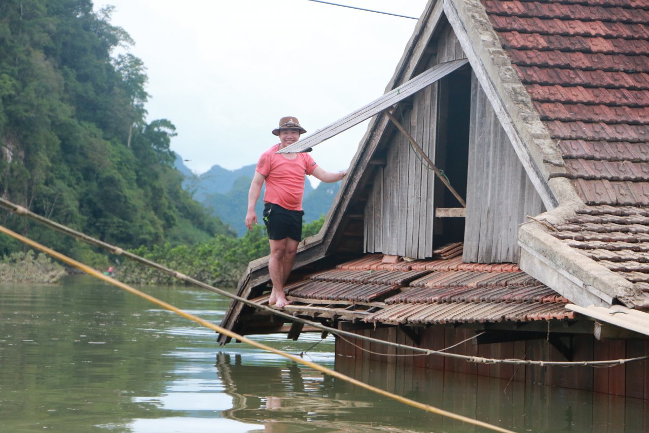 can-canh-hang-chuc-ngoi-nha-ngap-den-noc-o-vung-ron-lu-cua-tinh-quang-binh