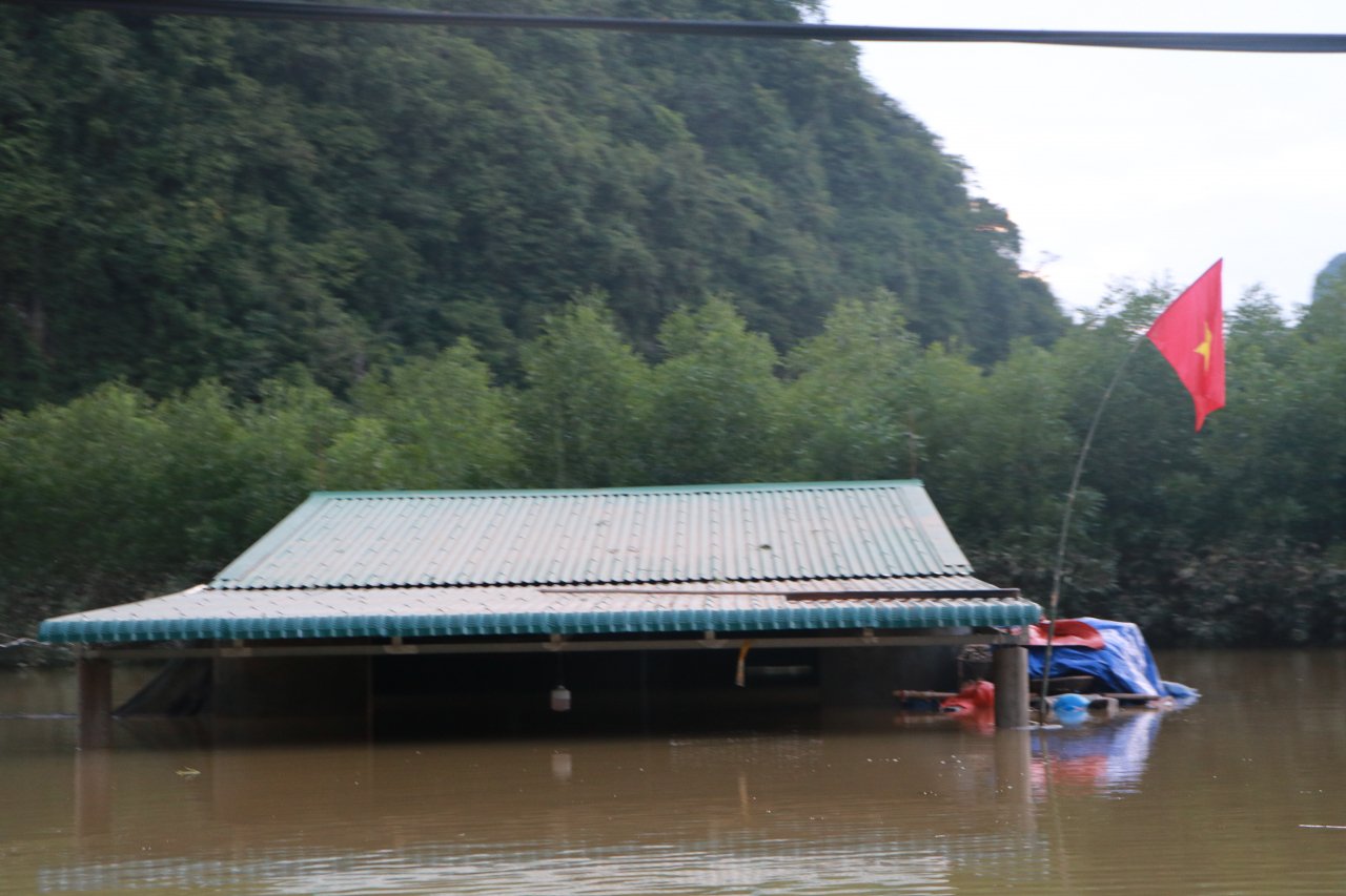 can-canh-hang-chuc-ngoi-nha-ngap-den-noc-o-vung-ron-lu-cua-tinh-quang-binh
