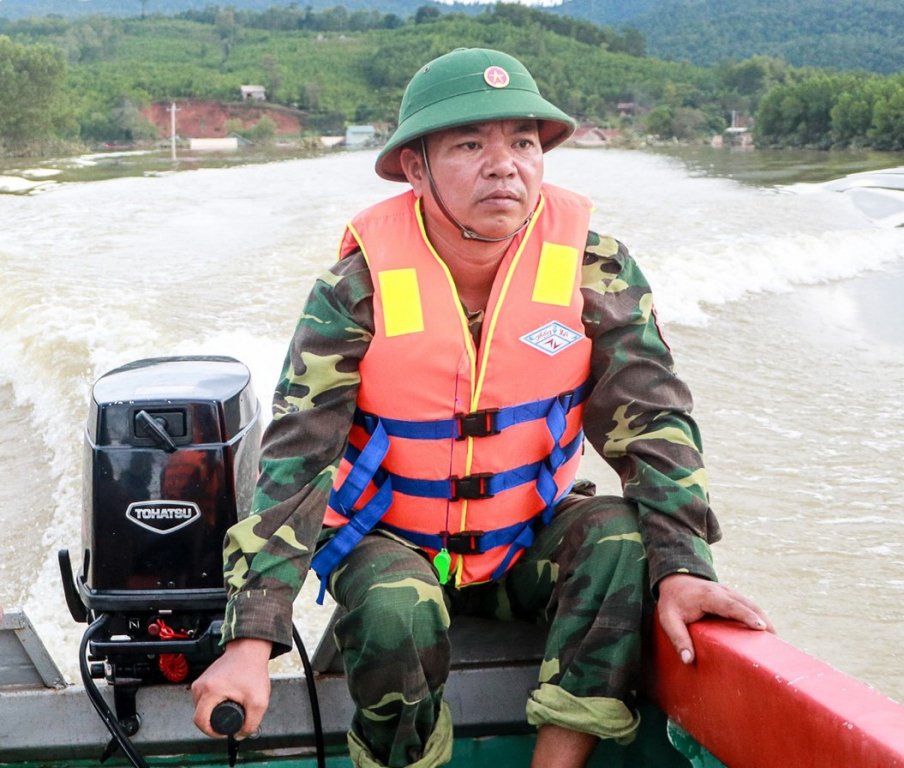 can-canh-hang-chuc-ngoi-nha-ngap-den-noc-o-vung-ron-lu-cua-tinh-quang-binh