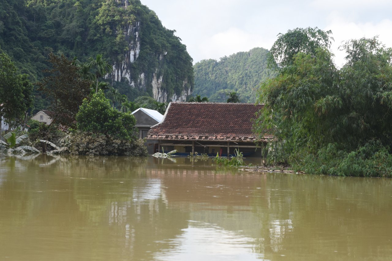 can-canh-hang-chuc-ngoi-nha-ngap-den-noc-o-vung-ron-lu-cua-tinh-quang-binh