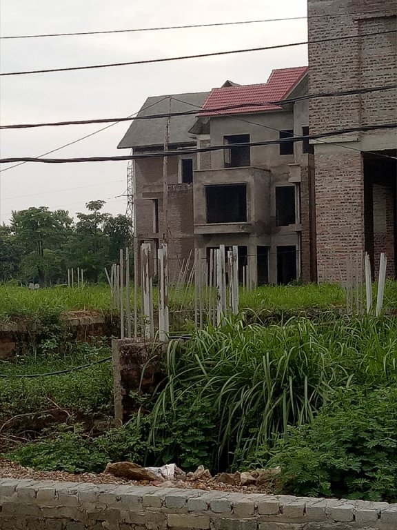 Nhiều công trình mới nhồi móng rồi bỏ hoang.