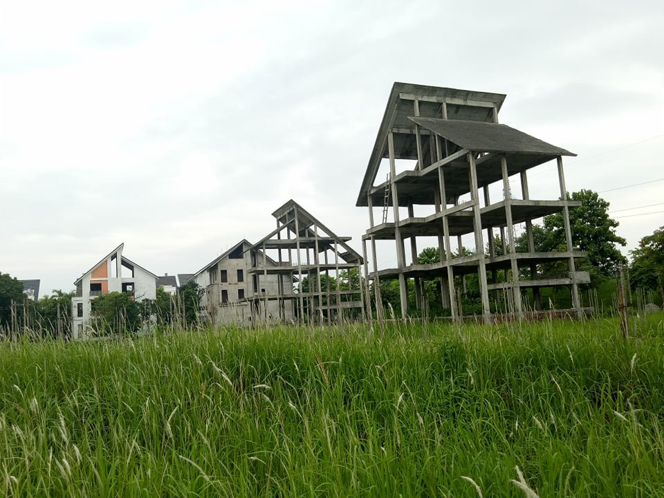 Hàng loạt công trình mới xong bộ khung rồi để cỏ mọc.
