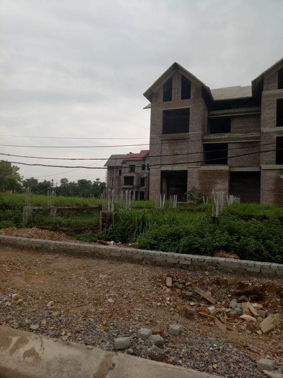 Nhiều công trình còn trơ cọc sắt, ngổn ngang vật liệu xây dựng.