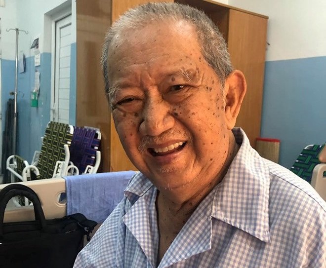 Vừa qua, Mạc Căn khiến công chúng lo lắng khi nhập viện vì bị xuất huyết dạ dày. Nhiều người thắc mắc tại sao vợ con nam nghệ sĩ không vào thăm nom. Ông cho biết ở cái tuổi này rồi, ông sống một mình mãi cũng quen. 