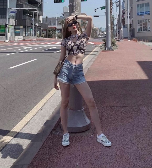Thiều Bảo Trâm khoe eo thon với fan.