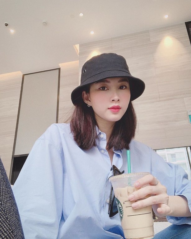 Hoa hậu Đặng Thu Thảo vừa bị cư dân mạng ném đá vì sử dụng cốc nhựa trong khi từng kêu gọi mọi người không dùng. Đáp trả lại bình luận nói mà không làm từ antifan, bà mẹ một con viết:
