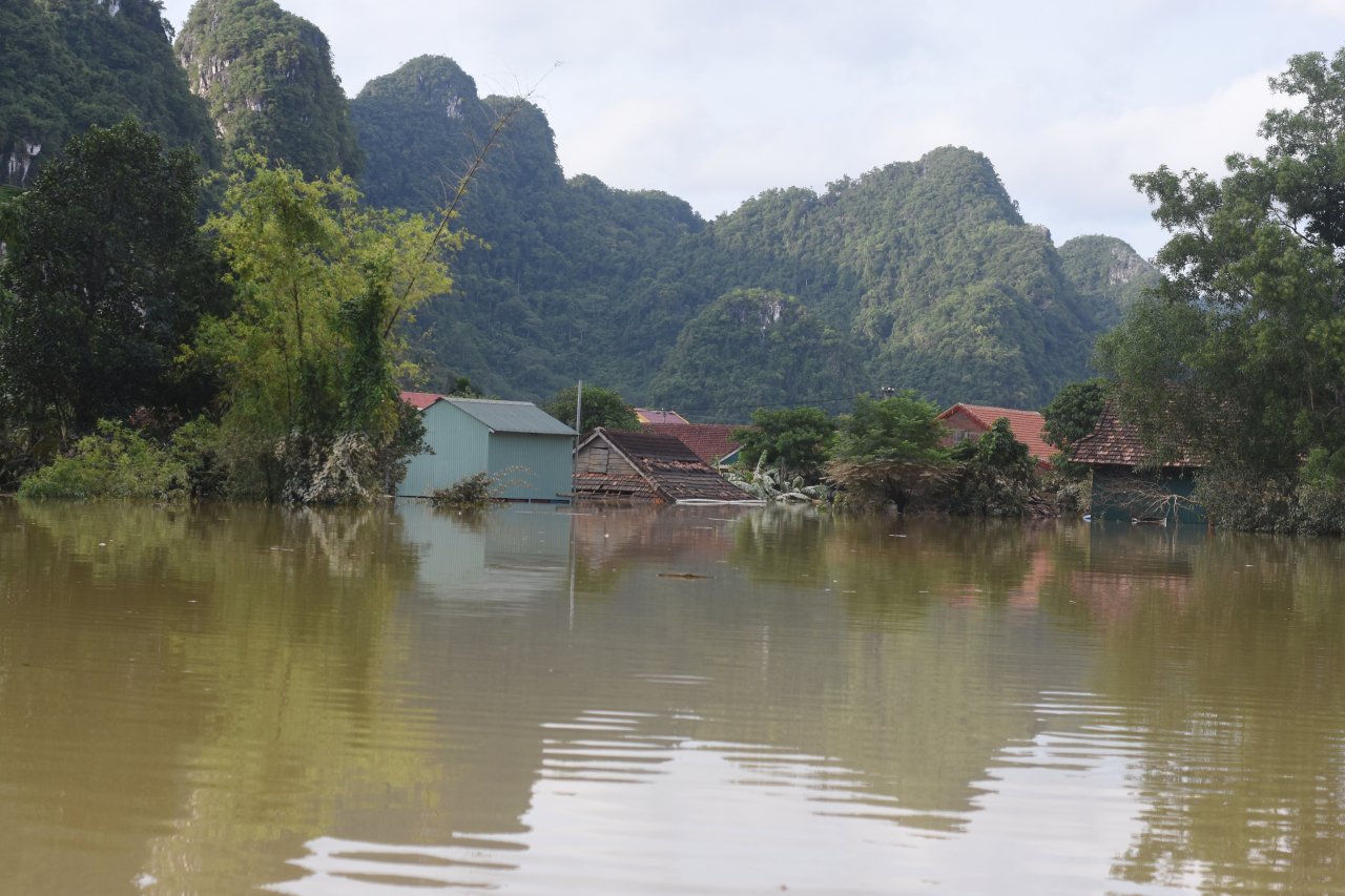 vi-sao-nuoc-dang-len-den-mai-nha-nguoi-dan-quang-binh-van-song-chung-duoc-voi-lu