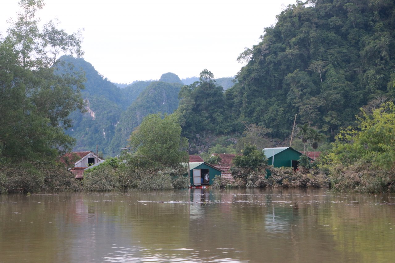 vi-sao-nuoc-dang-len-den-mai-nha-nguoi-dan-quang-binh-van-song-chung-duoc-voi-lu