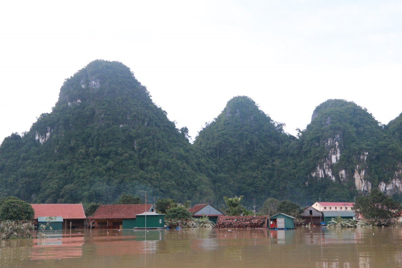 vi-sao-nuoc-dang-len-den-mai-nha-nguoi-dan-quang-binh-van-song-chung-duoc-voi-lu