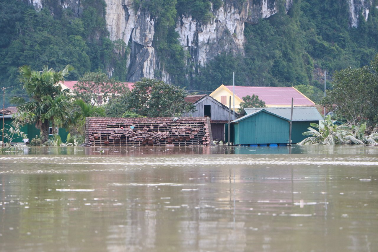 vi-sao-nuoc-dang-len-den-mai-nha-nguoi-dan-quang-binh-van-song-chung-duoc-voi-lu