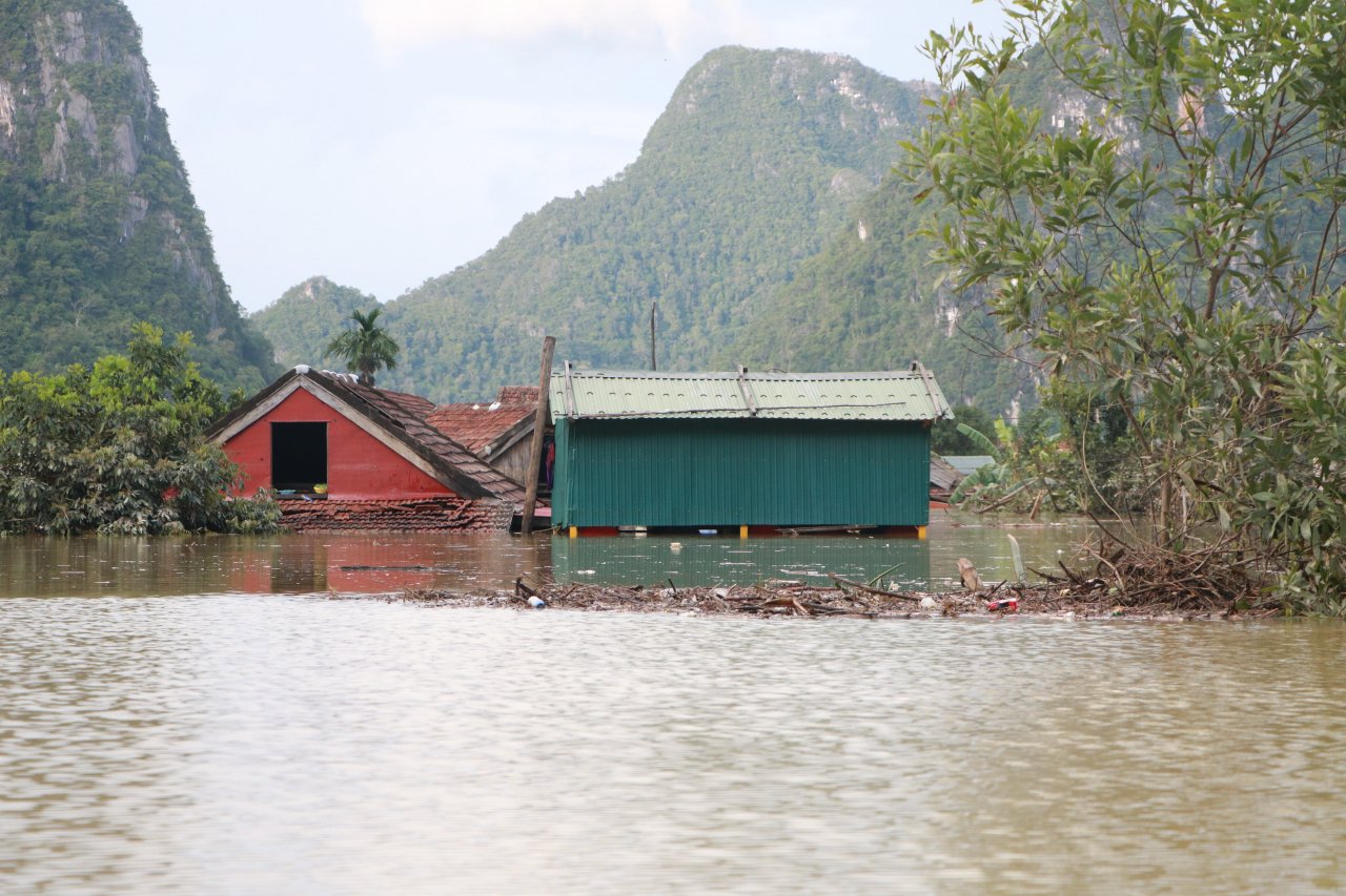 vi-sao-nuoc-dang-len-den-mai-nha-nguoi-dan-quang-binh-van-song-chung-duoc-voi-lu