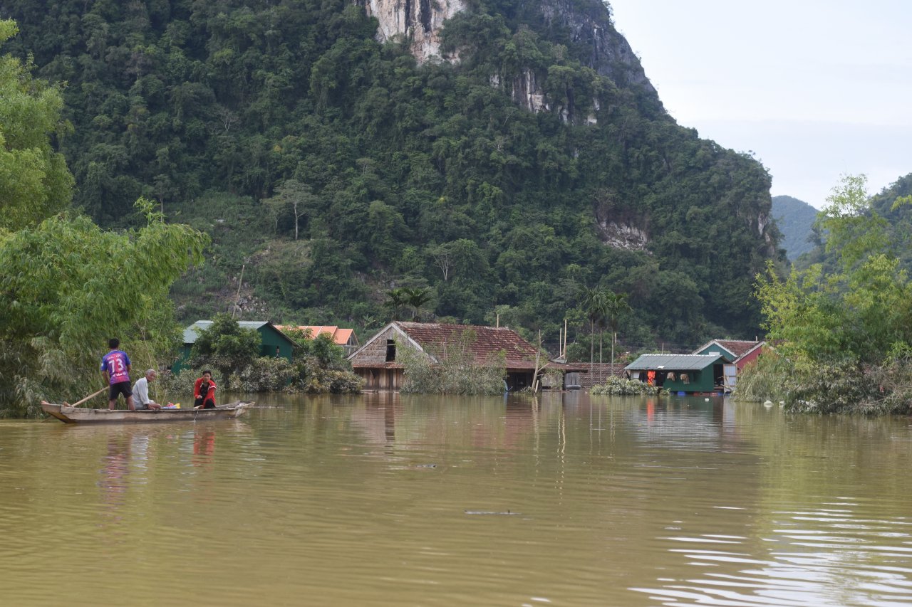 vi-sao-nuoc-dang-len-den-mai-nha-nguoi-dan-quang-binh-van-song-chung-duoc-voi-lu