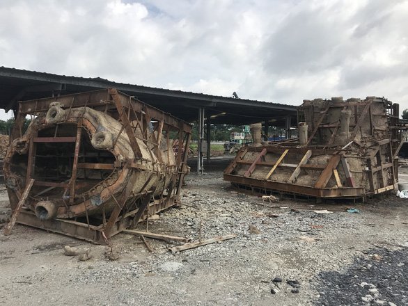 Tượng Phật Dược Sư bằng đồng cao 6,8m, nặng 19 tấn, dự kiến dát 88 lượng vàng 24K đang được đúc tại công trình của dự án. (Ảnh: K.T).