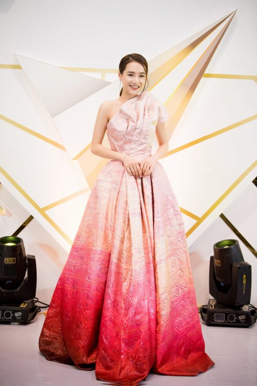 Nhã Phương giảm cân, đẹp cuốn hút trên thảm đỏ VTV Awards 2019