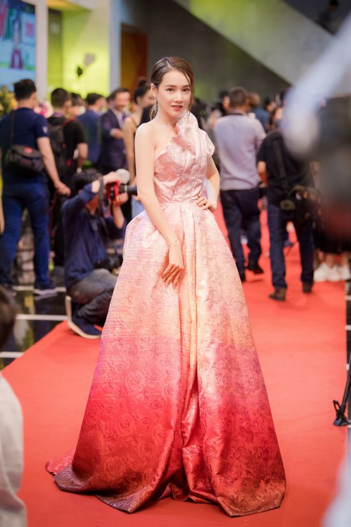 Nhã Phương giảm cân, đẹp cuốn hút trên thảm đỏ VTV Awards 2019
